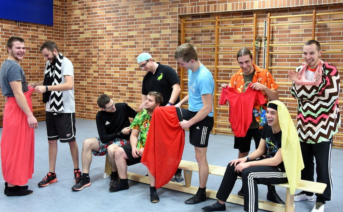 Neustadt/WN. Mit zehn begnadeten Tänzern wird der Elferrat des Vereins Neustädter Faschingszug beim Inthronisationsball weit nach Mitternacht auf der Bühne stehen. Seit August bereitet sich die lustige Truppe mit ihren [&hellip;]