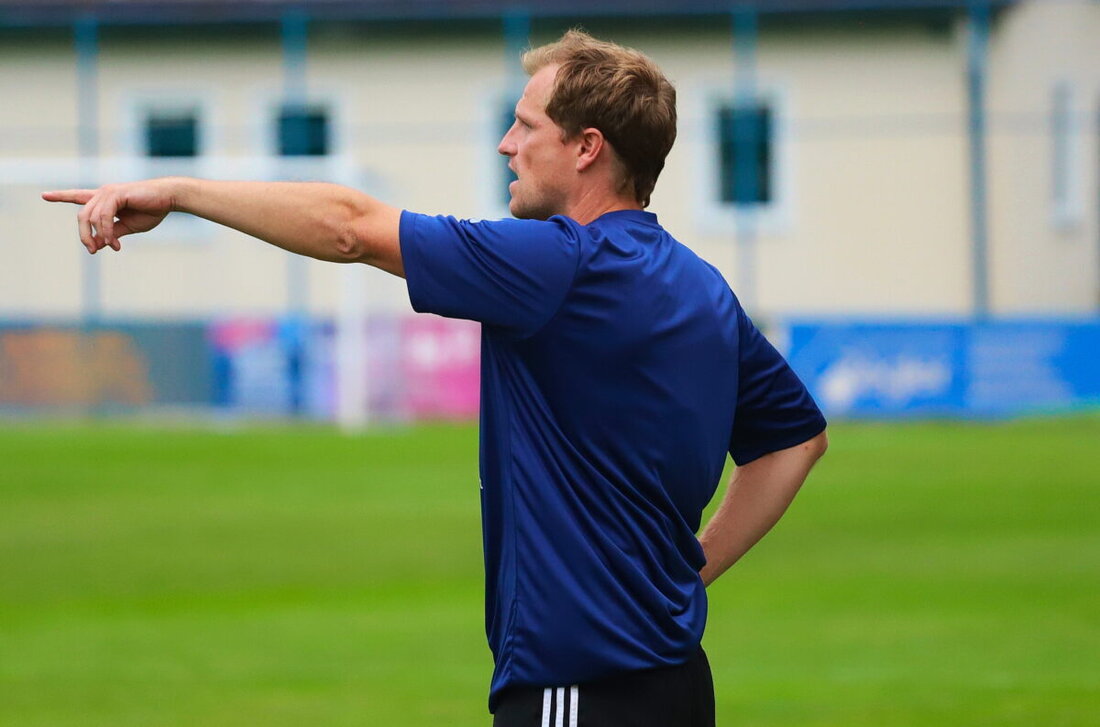 Etzenricht. SV Etzenricht verliert in Hahnbach erneut eins zu null nach Standard, ein früher Foulelfmeter von Spielertrainer Bastian Freisinger entscheidet. Durch die zweite Auswärtsniederlage rutscht der SVE von eins auf drei.