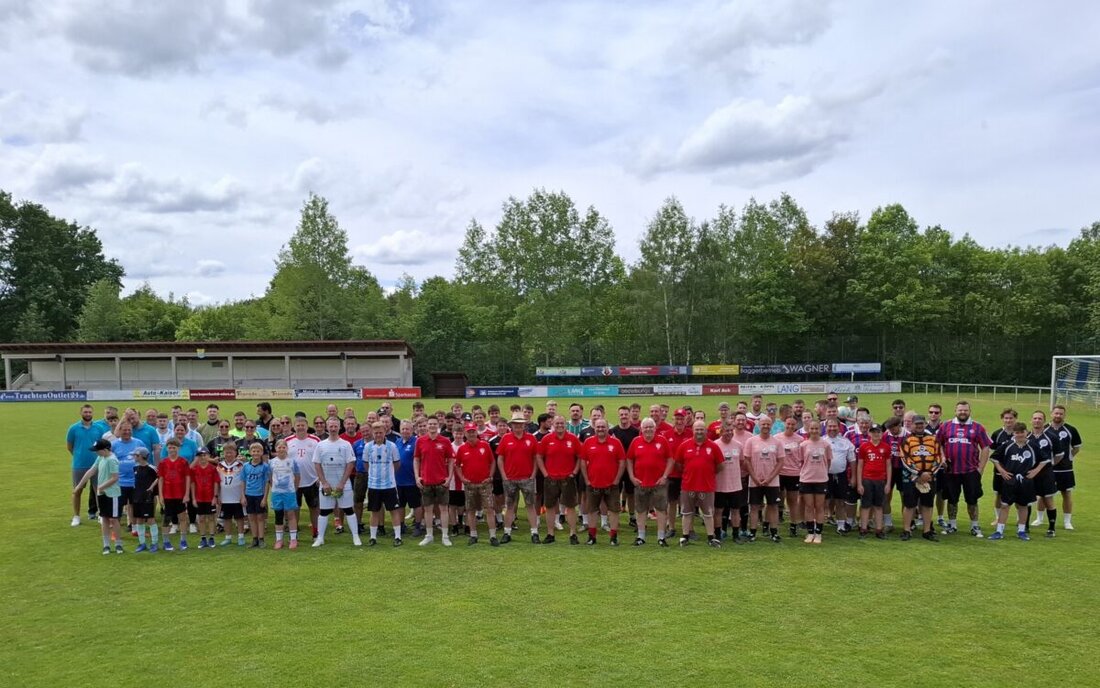 Eslarn. Der Bayernfanclub Eslarn feierte am 6. Juni 2026 sein 45-jähriges Bestehen mit Elfmeterschießen und Party am Sportzentrum des TSV. Rund 300 Gäste und Aktive sorgten ab 14 Uhr bis in die Nacht im Festzelt für Stimmung.