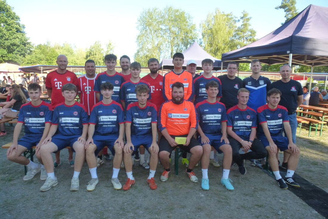 Weiherhammer. Rekordstimmung zum 50-jährigen Jubiläum des FC Bayern-Fanclubs: Rund 500 Besucher verfolgten das Elfmeterturnier mit 40 Teams im Brandner-Stadion. Am Ende jubelten die Promillekiller im Manteler Finale.