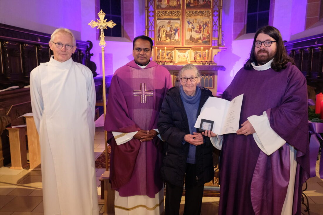 Elisabeth Hartwanger aus Eschenbach feiert 80. Geburtstag und wird für ihr langjähriges ehrenamtliches Engagement, unter anderem als Mesnerin und Vorsitzende diverser Organisationen, geehrt. Sie erhält unter Applaus die Bischof-Johann-Sailer-Medaille, die zweithöchste Auszeichnung für ehrenamtliche Mitarbeiter im Bistum Regensburg.