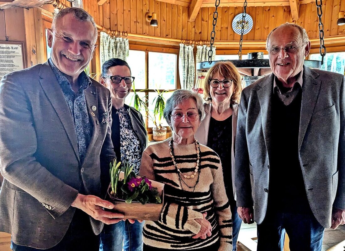 Weiden. 90 Jahre voller Geschichten. Erfahrungen, Erinnerungen und Begebenheiten begleiteten Elisabeth Rossi bei ihrer 90. Geburtstagsfeier. In der Gaststätte „Zum Alten Schuster“ stießen sie auf einen besonderen Geburtstag an. Dazu hatte sie ihre Lieben eingeladen, weiter eine Reihe von Gästen aus den Vereinen, die sie hochleben ließen.