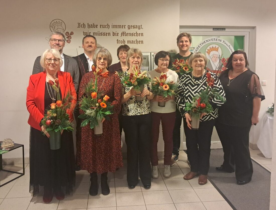 Tirschenreuth. Der Elisabethenverein ehrte Mitarbeitende für 159 Jahre Einsatz in der ambulanten Pflege, mit Geschenken und Blumen für langjährigen Service.