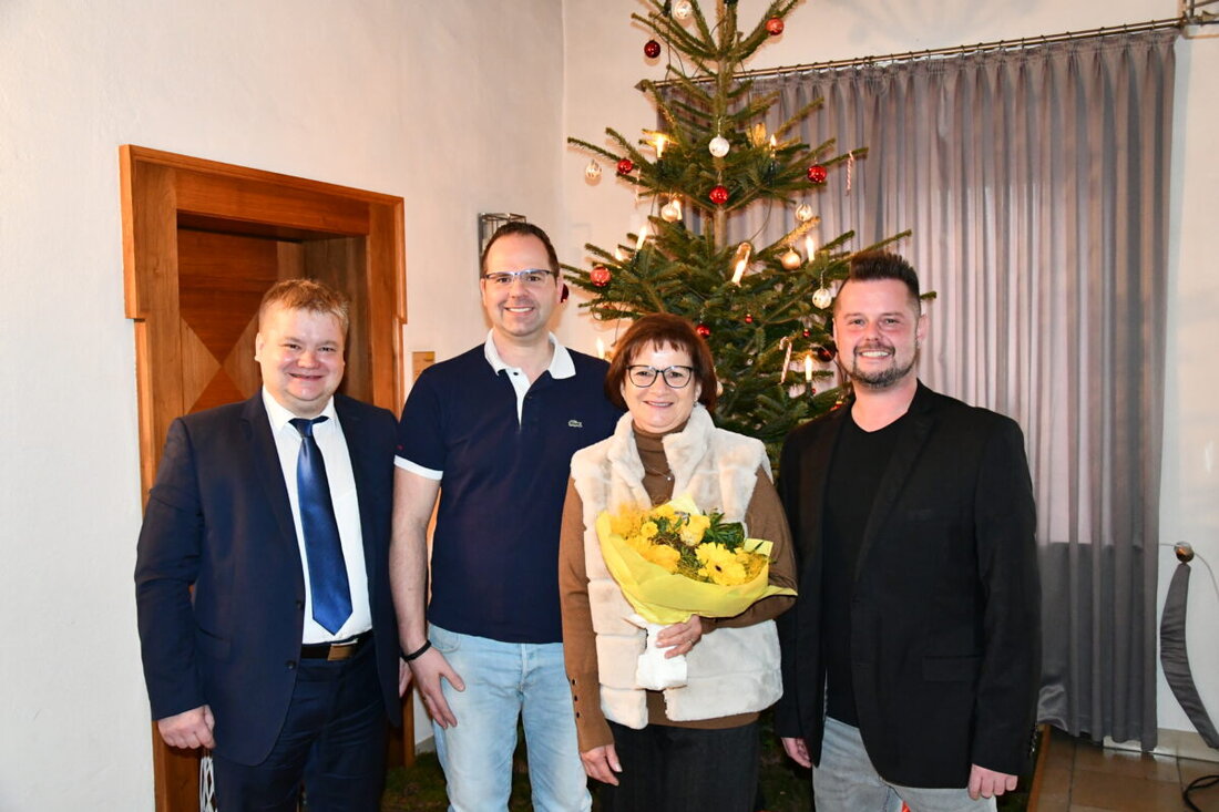 Burglengenfeld. Elke Niedermeier geht nach fast 45 Jahren im öffentlichen Dienst in den Ruhestand, bleibt aber der Stadtverwaltung teilweise erhalten. Zur Verabschiedung wurde sie mit einer Feier geehrt, bei der ihre langjährige Arbeit und ihr persönlicher Kontakt zu den Bürgern gelobt wurden.