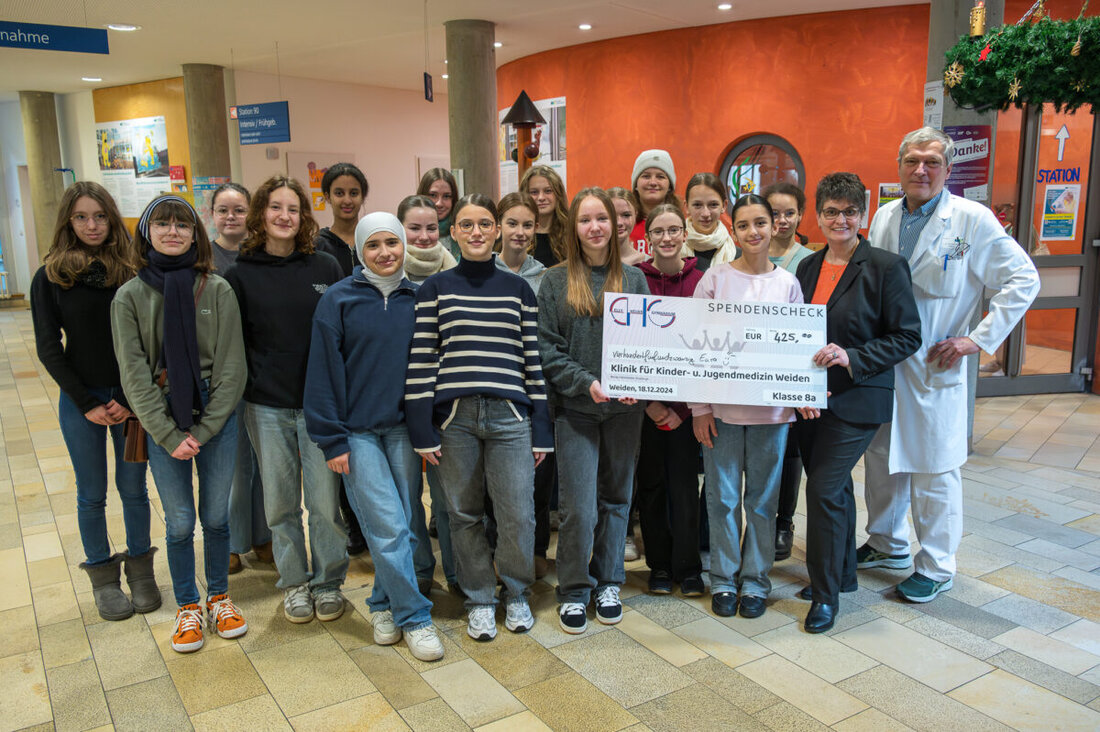 Weiden. Achtklässlerinnen des Elly-Heuss-Gymnasiums spenden 425 Euro an die Kinderklinik. Die Summe kam durch verschiedene Aktionen wie Kuchenverkauf und Eisverkauf zusammen.