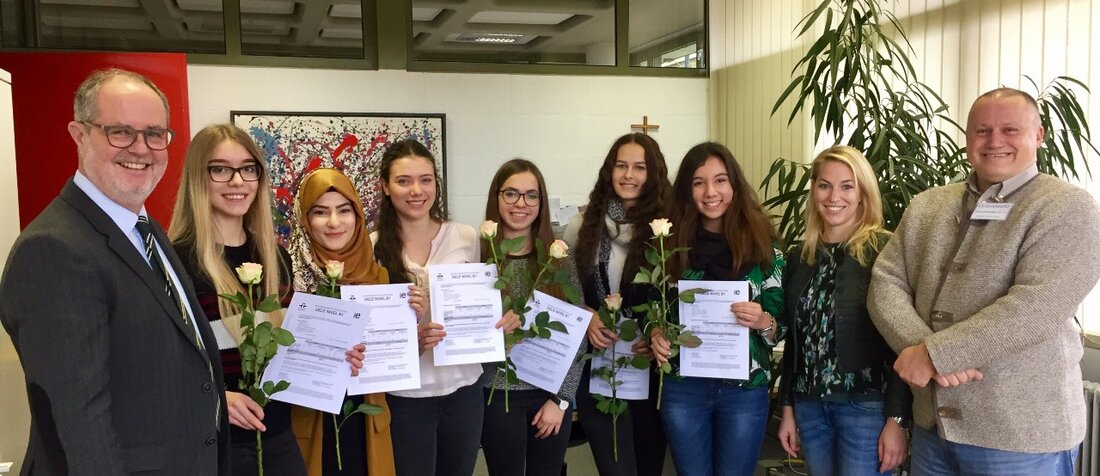 Weiden. Im Juli des vergangenen Schuljahres haben sieben Schülerinnen des Elly-Heuss-Gymnasiums schriftliche und mündliche Prüfungen für das DELE abgelegt. Ihre Anstrengungen wurden jetzt belohnt. International anerkannte Fremdsprachenzertifikate sehen in den zukünftigen Bewerbungsmappen [&hellip;]