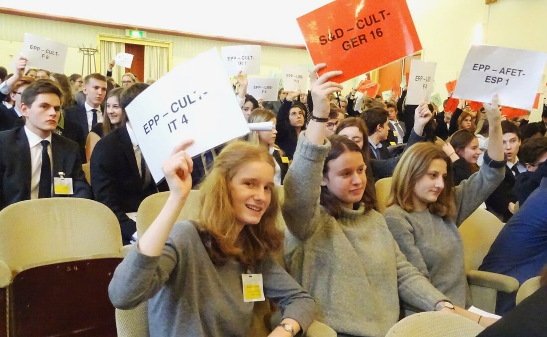 Weiden. „Unsere Stimme zählt und wir haben die Pflicht als Europäer und Europäerinnen für die europäischen Werte einzustehen“, so begann Kirk Koelstra, der diesjährige Präsident des Model European Parliaments, seine Rede [&hellip;]