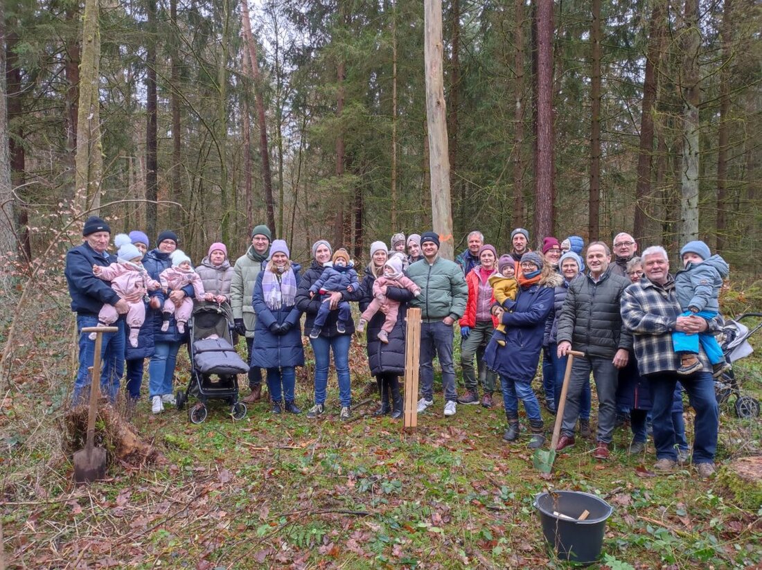 Burglengenfeld. Im Raffa wurde die Tradition des Jahrgangswäldchens fortgeführt. Für die im Jahr 2024 geborenen Kinder pflanzte die Stadt 150 Bäume: Esskastanien und Vogelkirschen; mehrere Familien packten mit an.
