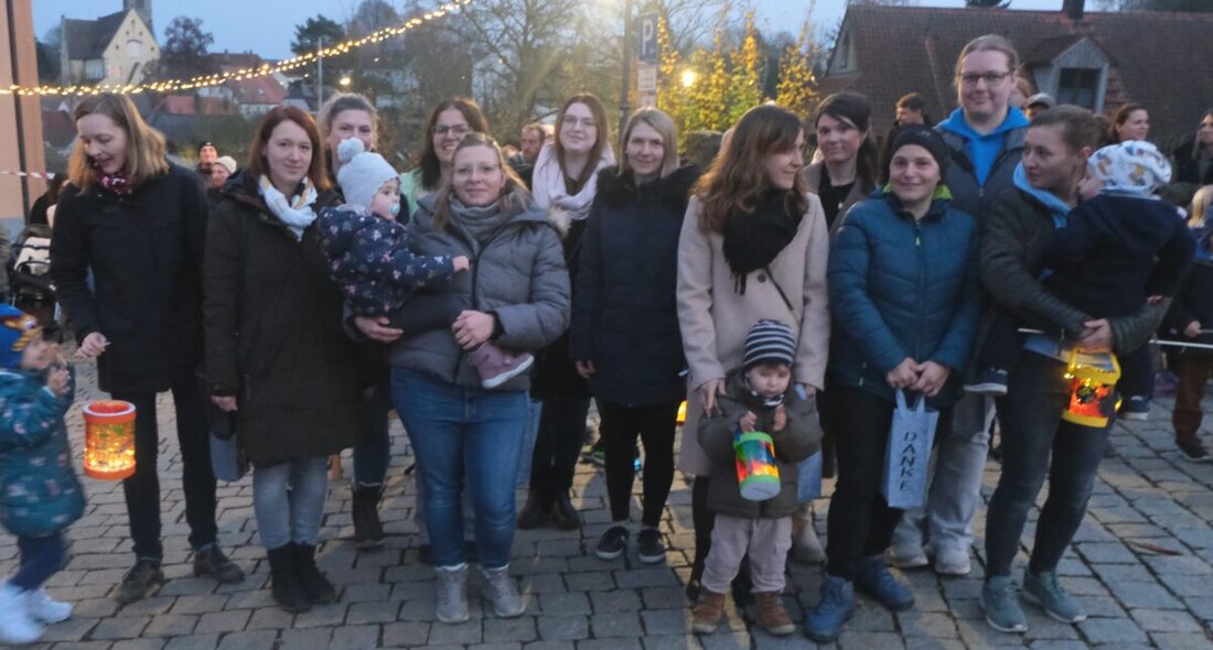 Floß. Der Kindergarten „Unterm Regenbogen“ hat seinen Kinderelternbeirat nach dem Martinszug neu gewählt, da das Kartoffelfest ausfiel. Zwölf Frauen übernehmen das Ehrenamt. Sie unterstützen Kirche, Diakonie und Kindergarten.