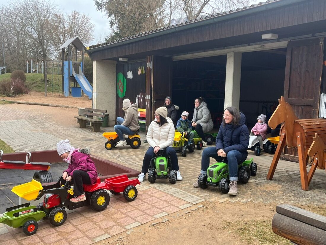 Eslarn. Der Elternbeirat des katholischen Kindergartens blickt auf ein starkes Jahr: 3.795 Euro flossen in Möbel, Bücher, Spielzeug und Außenbereich. Neu im Fuhrpark sind zehn Tretbulldogs und 15 Lastwagen; möglich durch Eltern.