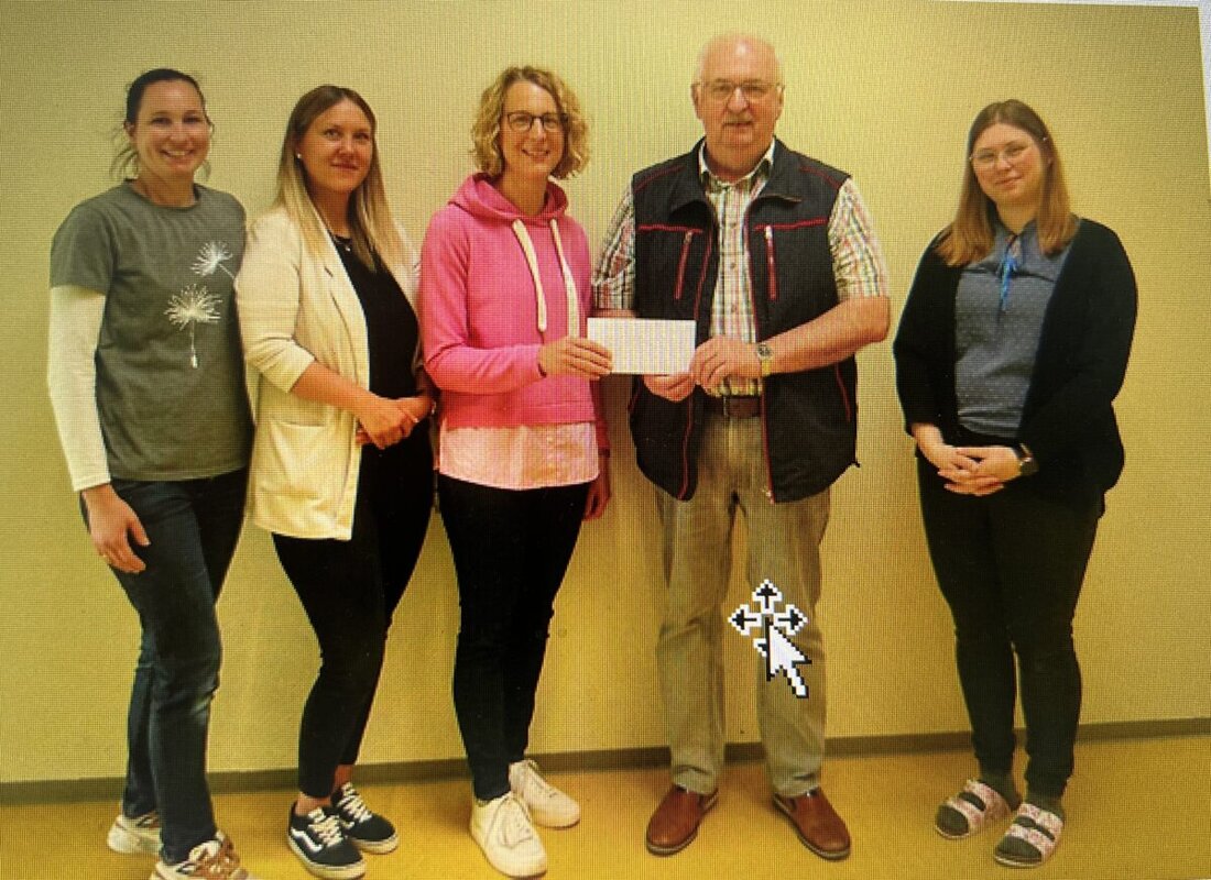 Weiherhammer. Der Elternbeirat des Kinderhauses St. Barbara hat als Dank für zwei Farbschleudern der Kinderkrebshilfe Oberpfalz Nord 350 € aus der Aktion Weihnachtswunschbaum überreicht.