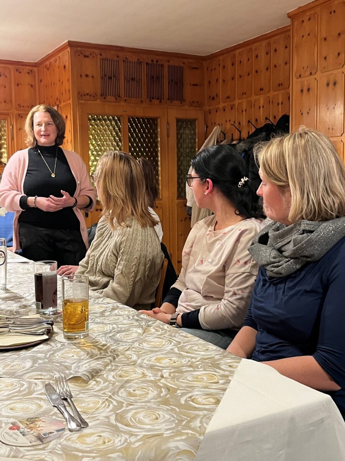 Weiden. 24 ehrenamtliche Elternlotsen werden in Weiden für ihren Beitrag zur Sicherheit der Schulkinder geehrt. Die Ortsverkehrswacht organisiert als Dank ein Abendessen und hofft, weitere Freiwillige für Schulen zu gewinnen.