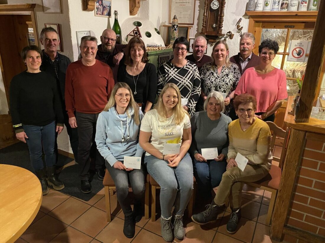 Eslarn. Seit über 25 Jahren sichern Elternlotsen bei jedem Wetter den Schulweg an der Fußgängerfurt. Die Verkehrswacht Vohenstrauß ehrte 14 Helferinnen und lädt sie zweimal im Jahr zum Essen ein.
