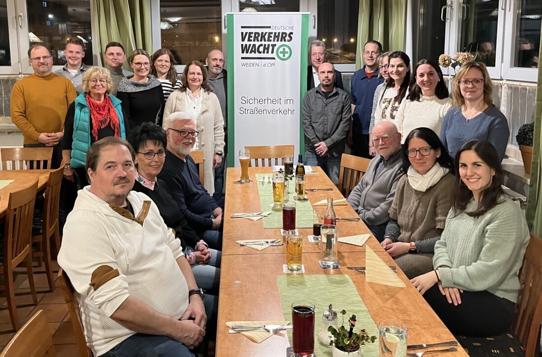 Weiden. Die Ortsverkehrswacht würdigt den Einsatz der Elternlotsen an Hans-Schelter- und Hammerweg-Schule und lädt zum Dank zum Abendessen ein. 24 Helfer sichern morgens den Schulweg, während Elterntaxis weiter Sorge bereiten.