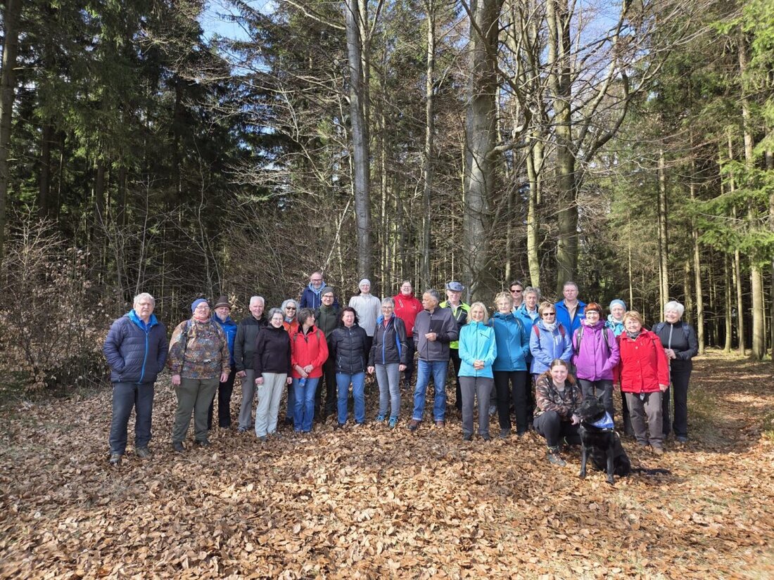 Georgenberg. Am Ostermontag startete der Oberpfälzer Waldverein zur Emmaus-Wanderung; um 8.30 Uhr ging es am „Berggasthof“ Schaller los. 27 Wanderfreunde bewältigten 13 Kilometer und lobten die gut geplante Route mit Pausen.