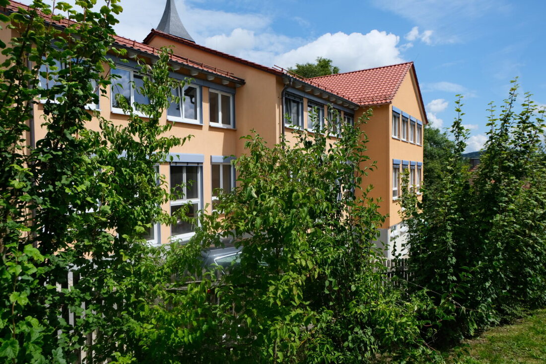 Floß. Die Erweiterung und Sanierung des Kindergartens der Evangelischen Gemeindediakonie nähert sich dem Ende, Baugerüst wurde kürzlich entfernt. Einzug ist für September 2025 geplant, dabei profitieren auch kirchliche Vereine und die katholische Kirchengemeinde vom verbesserten Raumangebot.