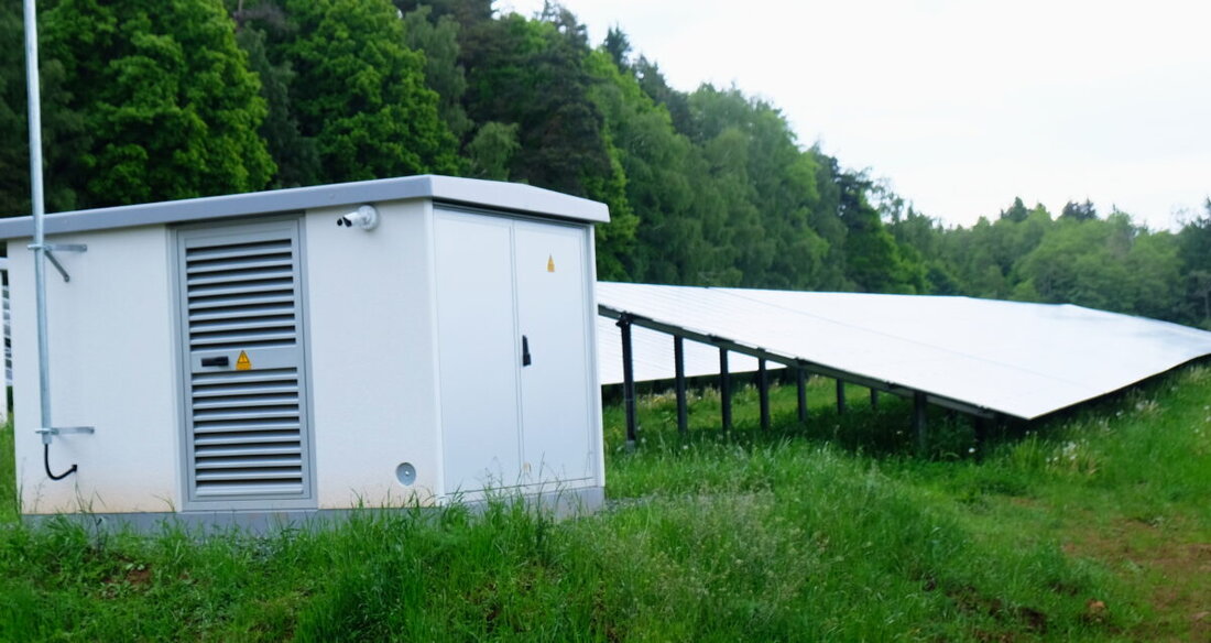 Schlammersdorf. Der Energiepark an der Grenze zu Vorbach nimmt die erste Verfahrenshürde: Auf 18 Hektar Privatacker sind bis zu 23 Megawatt samt Batteriespeicher geplant. Kritik gilt dem Flächenfraß; der Rat startet die Auslegung.
