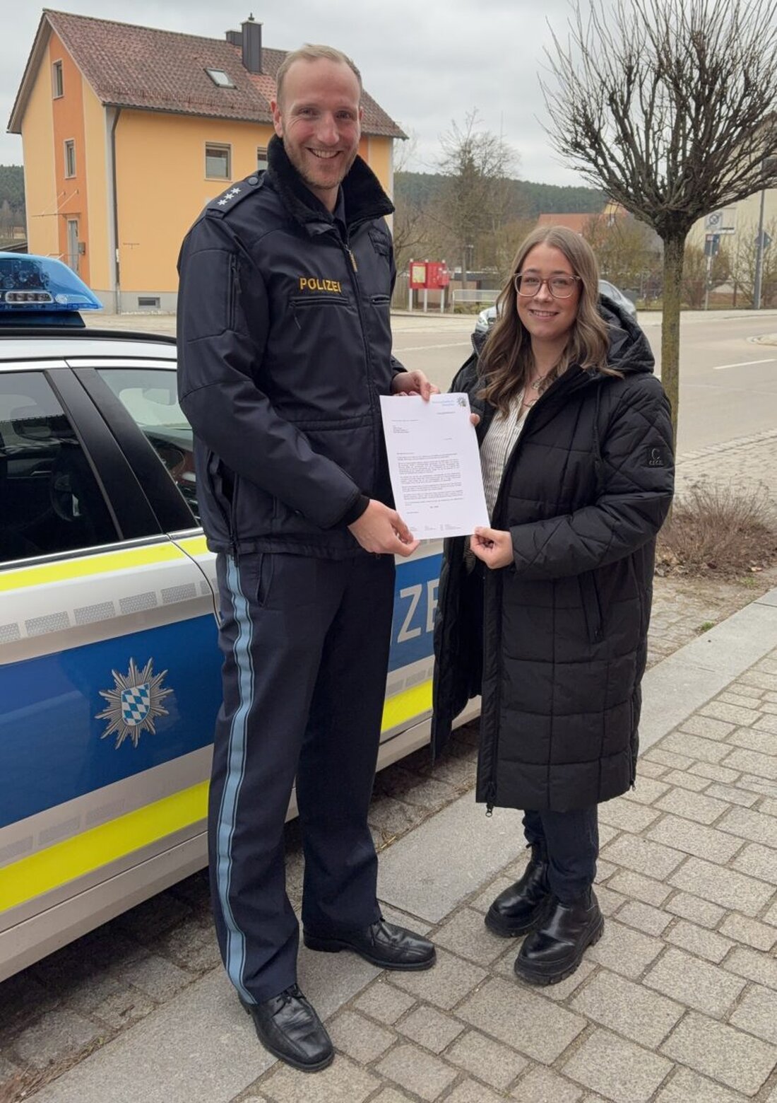 Wernberg-Köblitz. In Wernberg-Köblitz sorgt der beherzte Einsatz einer Bürgerin für die Aufklärung eines Verkehrsunfalls. Anfang des Jahres flüchtete ein Unfallverursacher unerlaubt vom Ereignisort. Dank der wachsamkeit und Zivilcourage 29-jährigen Einwohnerin, konnte der Fall jedoch erfolgreich gelöst werden.