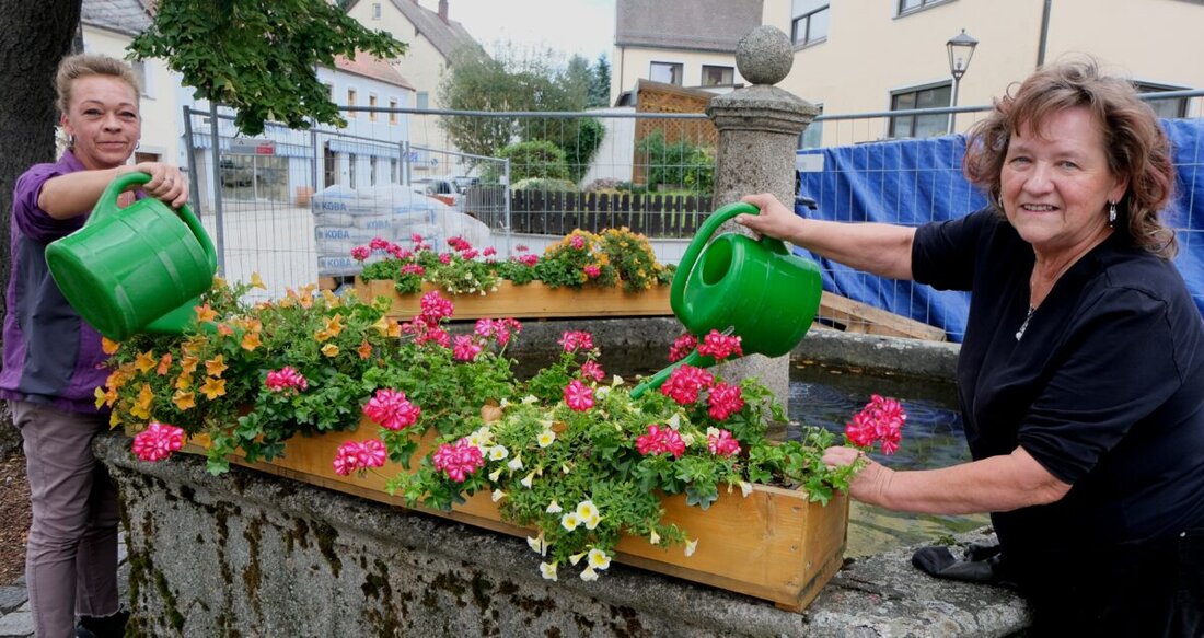 Floß. Zwei historische Brunnen prägen den 1.078 Jahre alten Markt, und dank Johanna Lenkeit und ihrer Tochter Martina erblühen Röhrkasten und Luitpoldplatzbrunnen mit liebevoller Pflege, die selbst an Wochenenden nicht ruht.