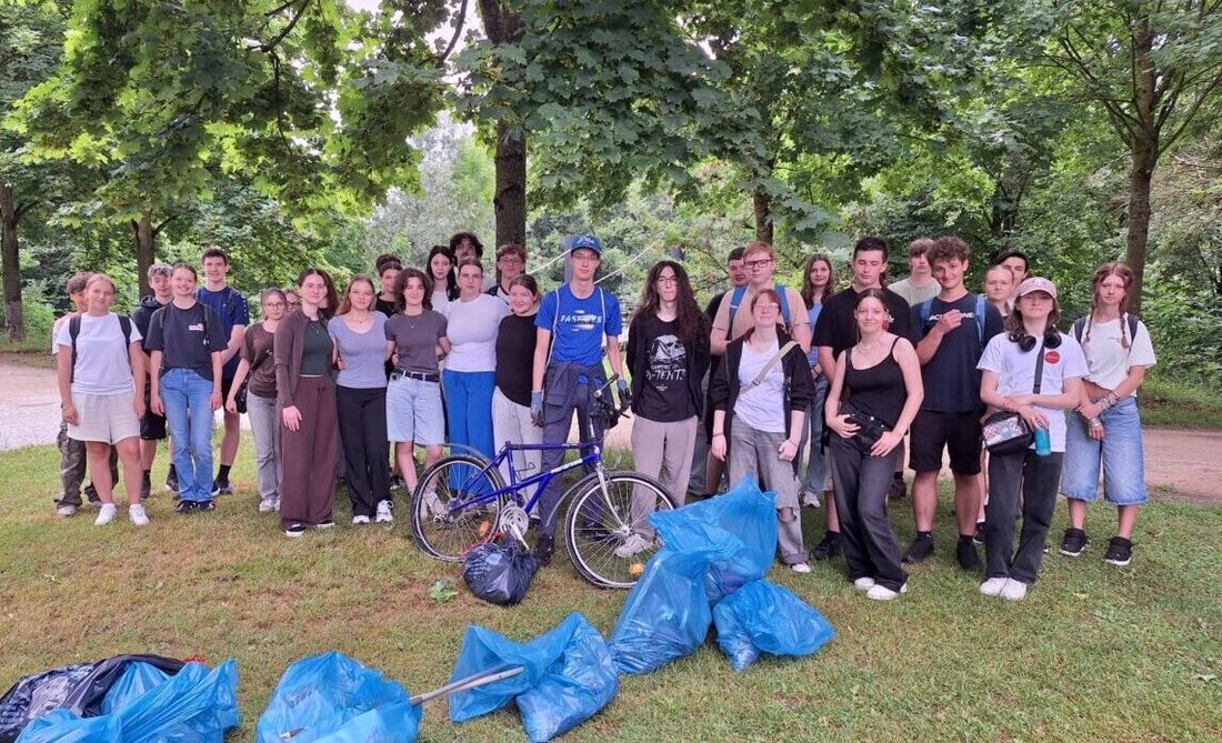 Amberg. Am 30. Juni 2026 sammelten Schülerinnen und Schüler der Wirtschaftsschule im Rahmen von „Rein durch das ganze Jahr“ fleißig Müll und säuberten Landesgartenschaugelände sowie Teile der Kräuterwiese.