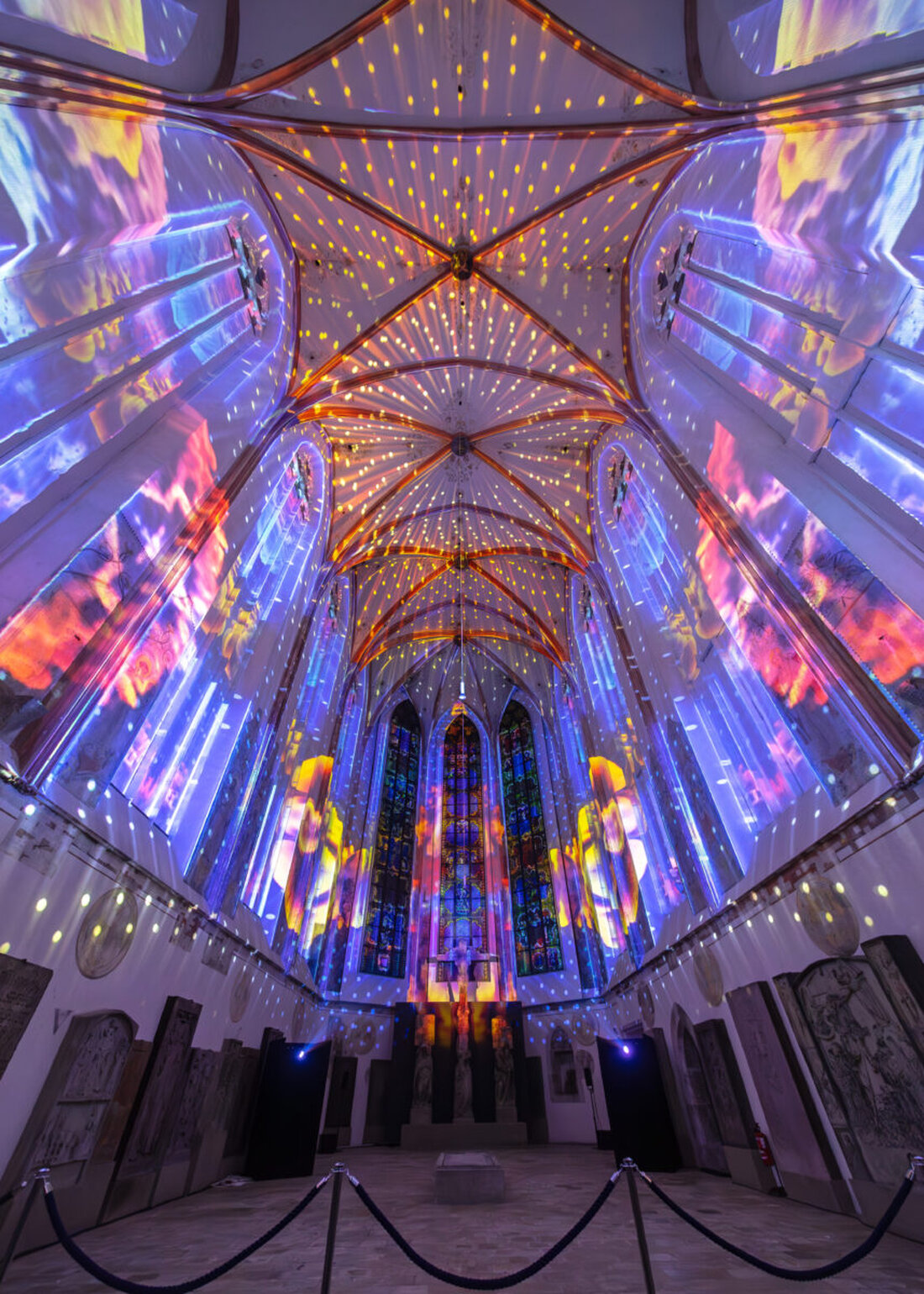 Regensburg. Die Licht- und Videoshow "Enlightment" in der Minoritenkirche nähert sich dem Ende: Besucher haben bis zum 11. Januar Zeit, das Farbspektakel zu erleben. Über 1500 Besucher genossen bereits die musikalisch begleiteten Special Nights, das finale Konzert ist für den 8. Januar geplant.