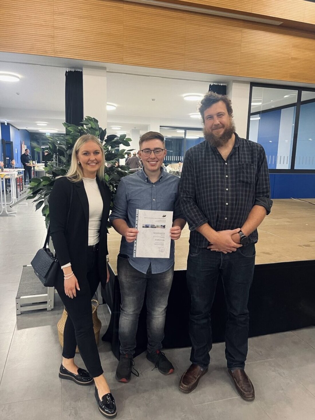 Schwandorf. Enrico Ertl von System Logistics wurde am 14. Oktober als Jahrgangsbester geehrt. Die Feier in der Berufsschule Schwandorf eröffnete Landrat Thomas Ebeling, die Concert Band des CFG sorgte für Musik.