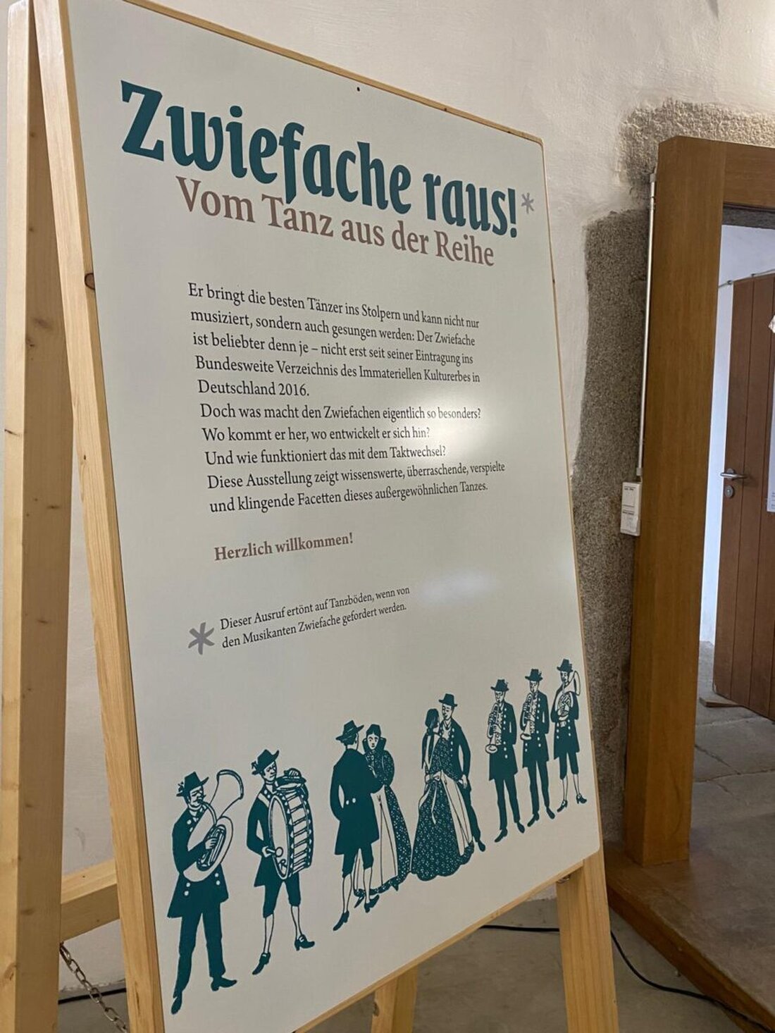 Vohenstrauß. Die Ausstellung "Zwiefache raus! - Vom Tanz aus der Reihe" in der Friedrichsburg lädt ein, den Volkstanz Zwiefachen zu entdecken, vor dem Zwiefachentag am 10. Mai 2025. Eintritt frei, mit interaktiven Elementen und historischen Exponaten.
