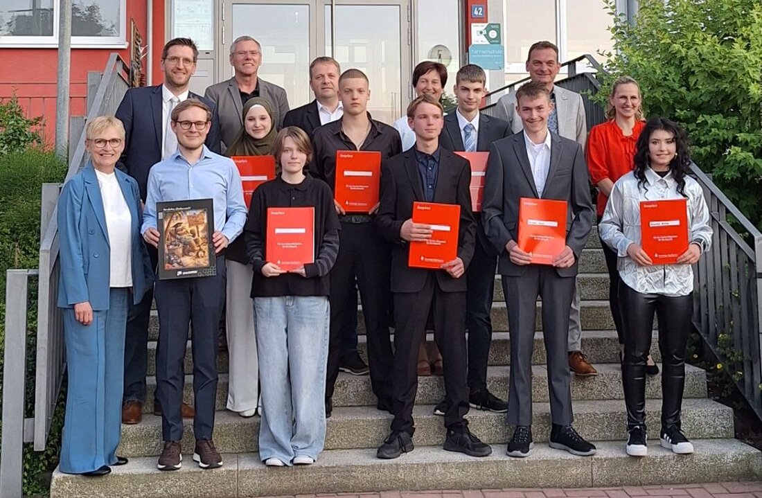 Altenstadt/WN. Mit einer feierlichen Entlassfeier hat die Mittelschule Altenstadt ihre Absolventinnen und Absolventen der neunten Klasse und der M10 verabschiedet und Zuversicht für den nächsten Schritt gegeben.
