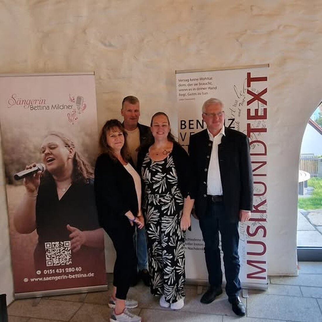 Erbendorf. Im Bürgerhaus begeisterte das MUT-Benefiz mit Sängerin Bettina Mildner und Texten von Wolfgang Göldner, der Erlös unterstützt die Kleiderkiste, und 2026 ist ein weiterer Termin geplant.