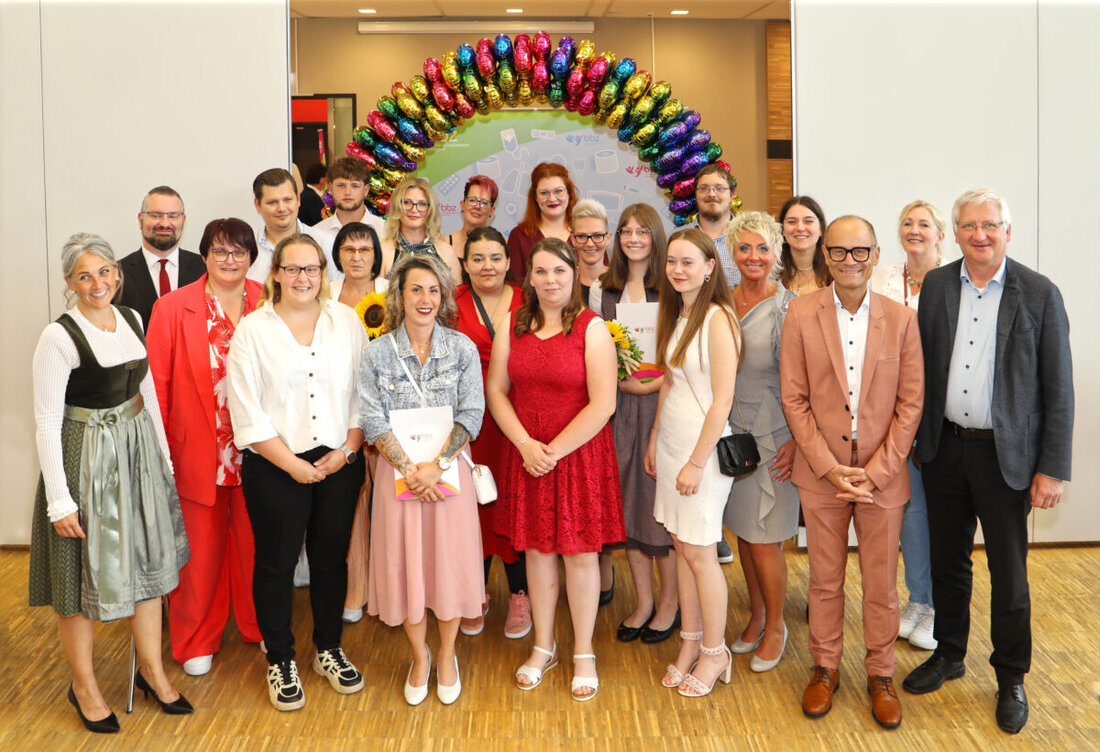 Erbendorf. In einer feierlichen Zeremonie wurden neue Pflegefachkräfte und Pflegefachhelfer vom Berufsbildungszentrum in den Beruf entlassen. Die Absolventen sind nun bereit, ihren wichtigen Beitrag in der Gesundheitsversorgung zu leisten.