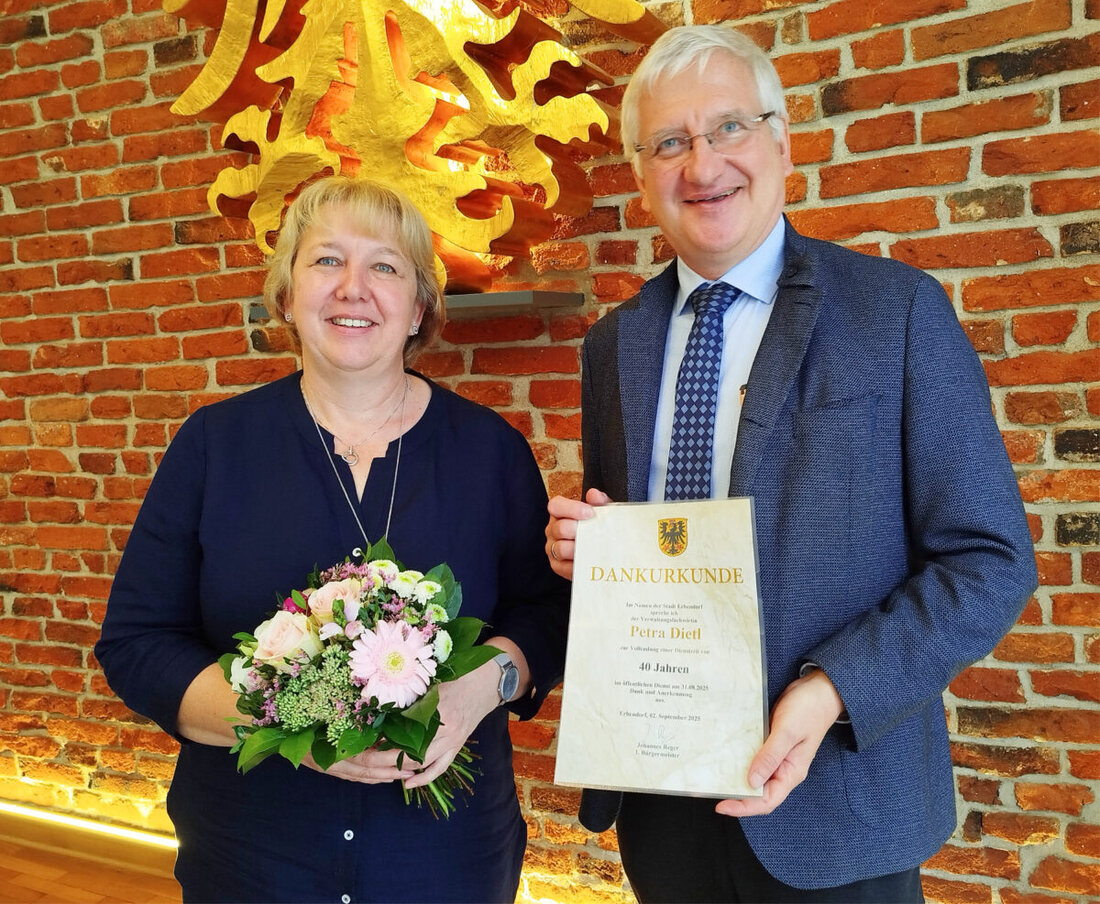 Erbendorf. Anlässlich ihres 40-jährigen Dienstjubiläums erhielt Verwaltungsangestellte Petra Dietl von Bürgermeister Johannes Reger Urkunde und Geschenk und betreut heute die Kindertagesstätten.