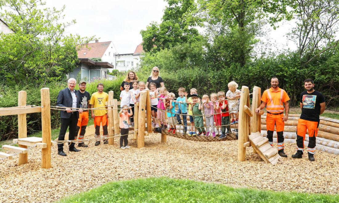 Erbendorf. Im Kunterbunt-Kindergarten freuen sich die Kinder über eine neue Kletteranlage, die im Garten aufgebaut wurde. Die Anlage mit drei Brücken fördert die Motorik und Kreativität.