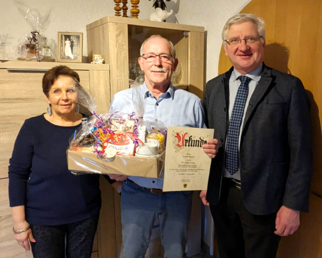 Erbendorf. Stadtrat Anton Hauer feierte seinen 70. Geburtstag, Bürgermeister Johannes Reger überbrachte die Glückwünsche der Stadt und würdigte Hauers langjähriges Engagement.