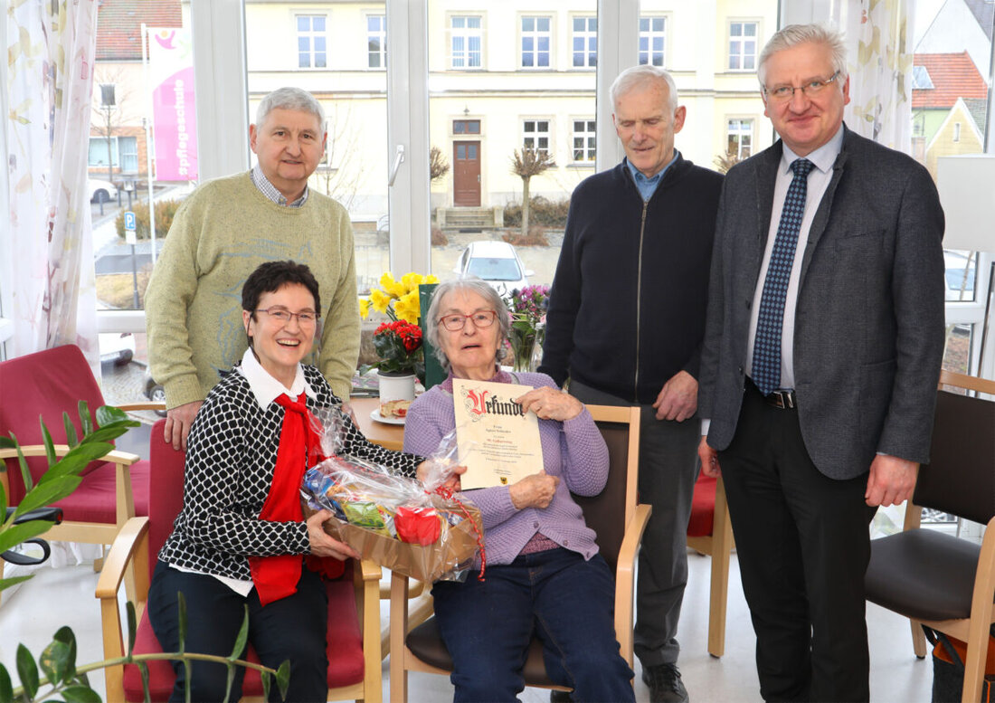 Erbendorf. Ihren 90. Geburtstag feierte im Caritas-Altenheim Agnes Schieder. Sie kann auf ein bewegtes Leben zurückblicken. Bürgermeister Johannes Reger überbrachte die Grüße der Stadt. 