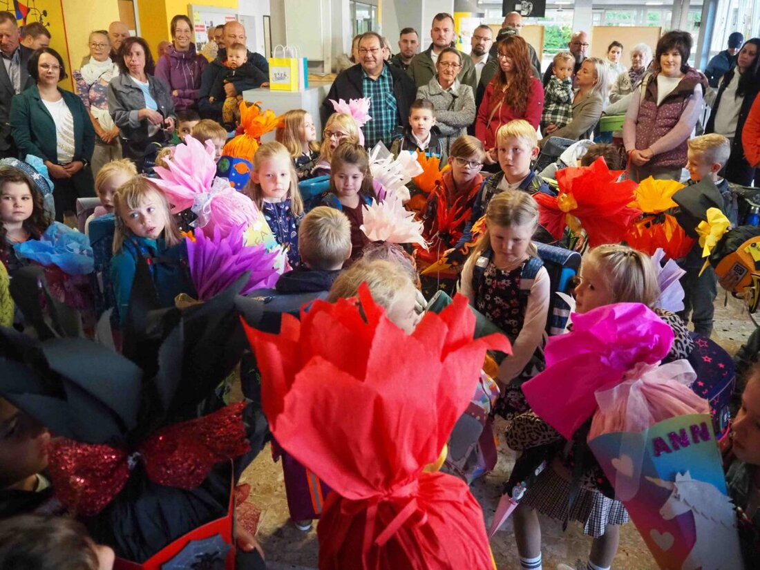 Erbendorf. 32 Schulanfänger starteten am 16. September 2025 an der Grundschule und wurden von Rektorin Sabine Graser sowie Polizeioberkommissar Carsten Landgraf begrüßt.