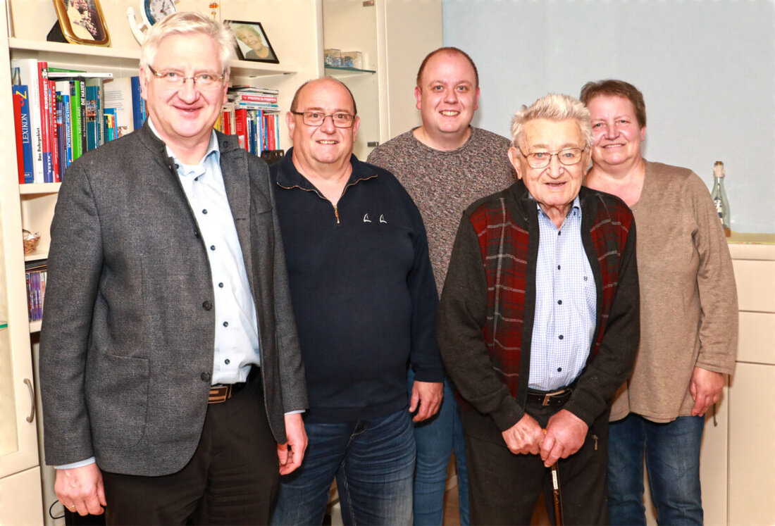 Erbendorf. Julius Sulzer feierte seinen 90. Geburtstag im Kreis der Familie und erhielt Glückwünsche vom Bürgermeister und vielen Vereinen. Er blickt auf ein bewegtes Leben zurück und musste als Kind die Vertreibung aus seiner Heimat erleben.