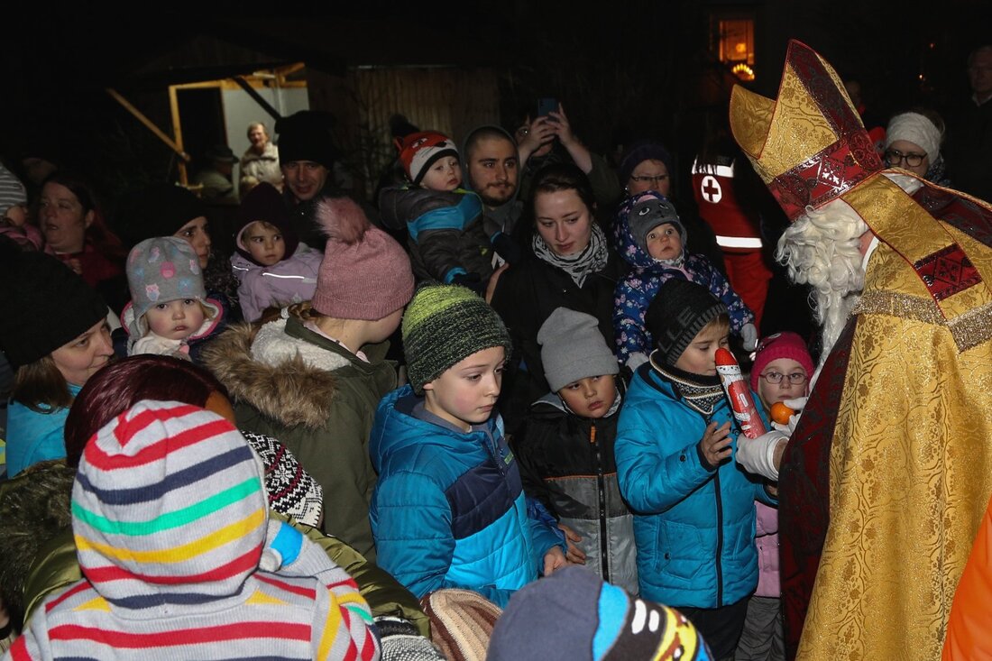 Erbendorf. Quirliges Treiben auf dem Lauserbühl-Spielplatz, und das nach Einbruch der Dunkelheit. Die Kinder warteten auf einen ganz besonderen Gast – den Nikolaus.  Von Roland Wellenhöfer Der Duft von heißem [&hellip;]