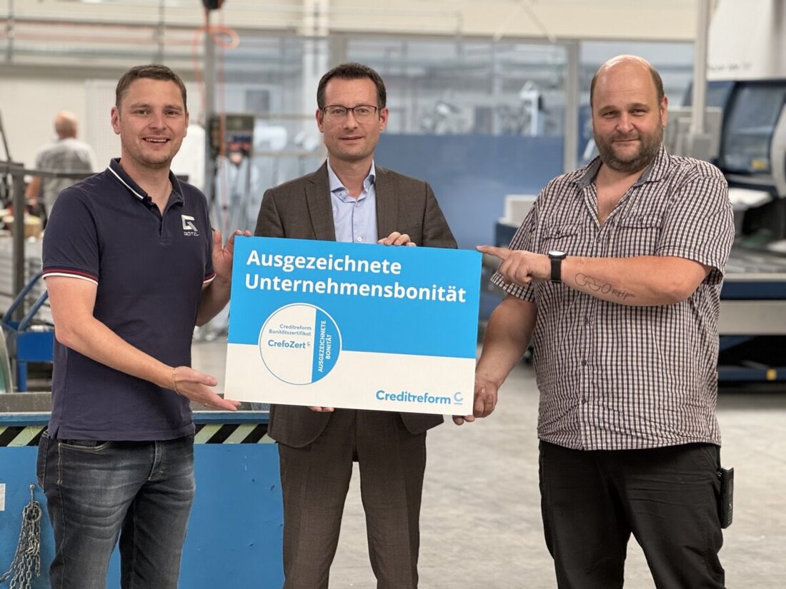 Erbendorf. Metallbau Götzl wurde mit dem CrefoZert ausgezeichnet und zählt damit zu den Top 2% der deutschen Unternehmen mit ausgezeichneter Bonität. Die Verleihung fand am 12. September 2024 durch Creditreform Bayreuth statt, was das Unternehmen in seiner Marktposition stärkt.