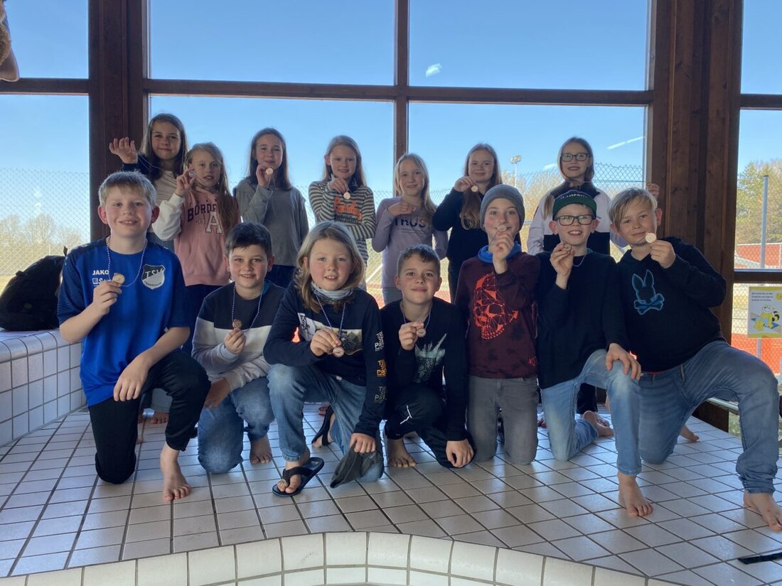Erbendorf. 14 Kinder der Grundschule Erbendorf nahmen erfolgreich am Grundschulwettbewerb Schwimmen im Landkreis Tirschenreuth teil.
