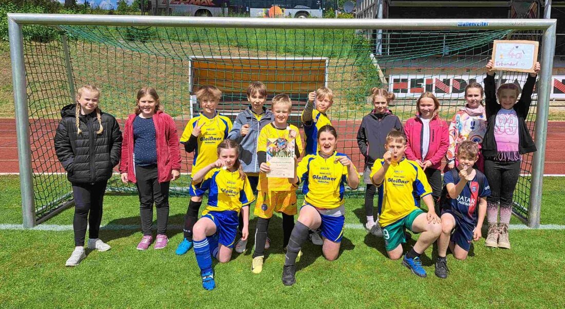 Erbendorf. Die dritten und vierten Klassen der Grundschule Erbendorf traten auf ihrem Fußballplatz an, um den Grundschulmeister zu küren und qualifizierten sich für das Bezirksfinale. Im Wettbewerb gegen 18 Mannschaften schieden sie mit 4 Punkten aus, während Immenreuth den Sieg errang.
