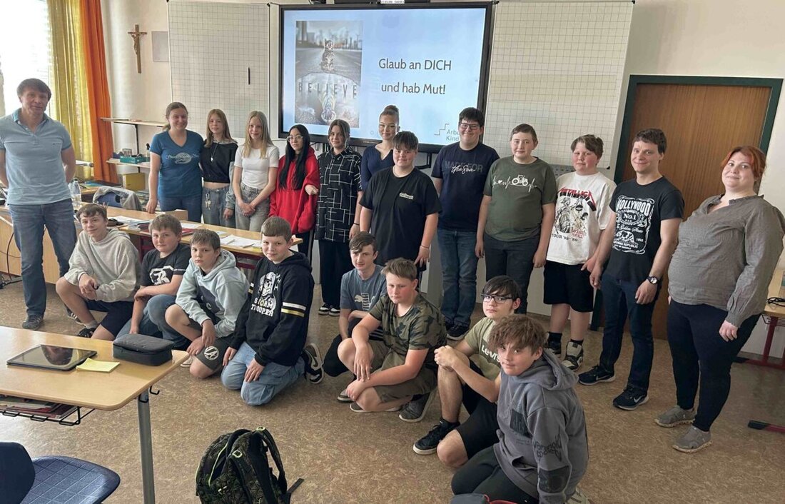 Erbendorf. An der Mittelschule Erbendorf informierte die Initiative "ArbeiterKind.de" Schüler über Bildungswege bis zum Studium. Der erfolgreiche Vortrag bot Einblicke und ermutigte zur aktiven Gestaltung der eigenen Zukunft.