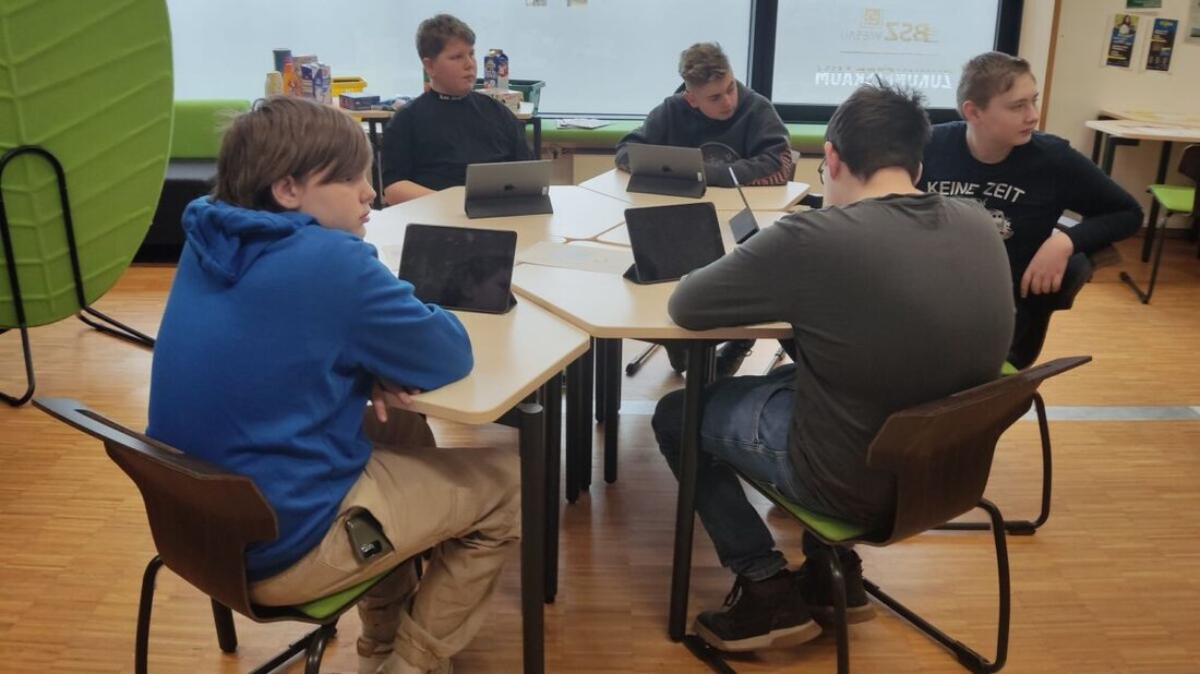 Erbendorf. Schüler der Mittelschule Erbendorf besuchten das Berufsschulzentrum Wiesau zur Berufsorientierung, wo sie Einblicke in verschiedene Fachbereiche erhielten.