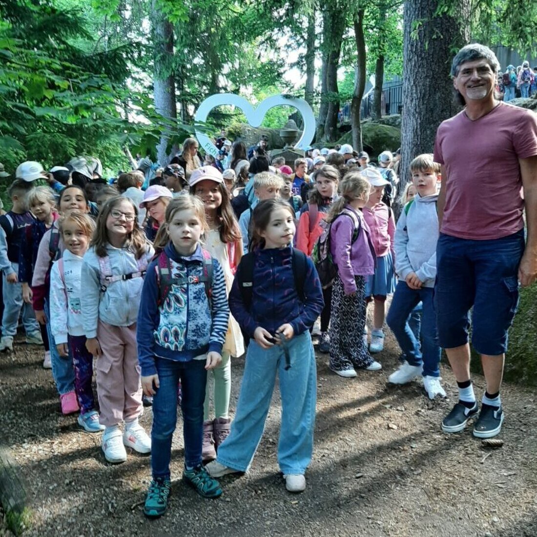 Erbendorf/Wunsiedel. Über 200 Schüler der Grund- und Mittelschule Erbendorf erlebten die Familienfassung von „Die unendliche Geschichte“ auf der Luisenburg und lernten die Bedeutung von Fantasie und Selbstglaube.