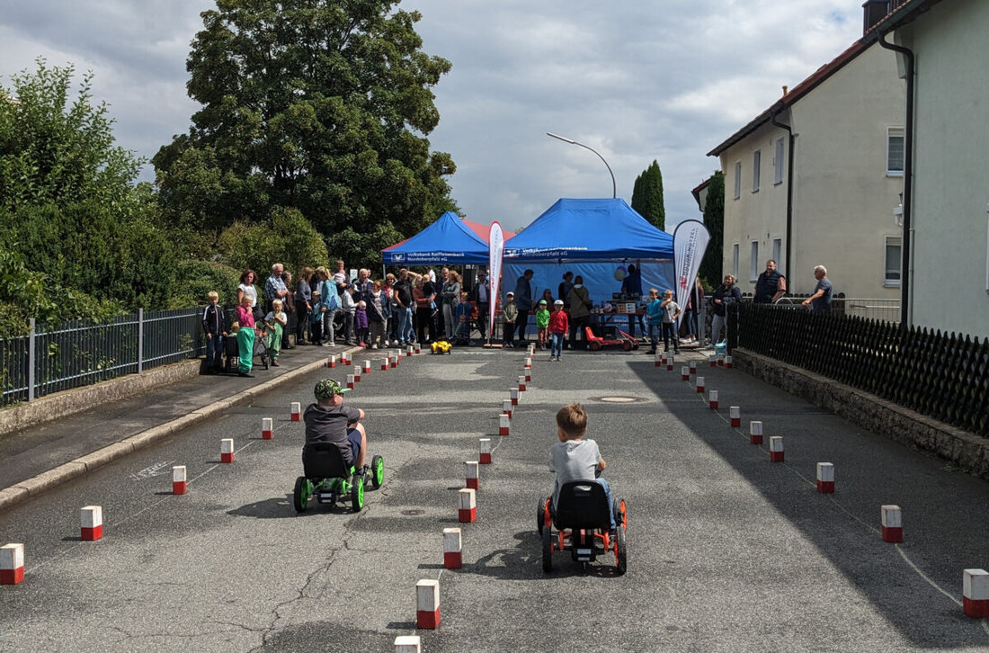 Erbendorf. Am Sonntag verwandelte sich die Windischkapellenstraße erneut in eine fröhliche Festmeile: Der CSU-Ortsverband Erbendorf hatte zum mittlerweile vierten Spielplatzfest eingeladen – und viele Familien folgten der Einladung. Auch wenn es kurz vor Beginn der Veranstaltung noch regnete, hielt das Wetter durch, und die vielen Gäste konnten bei Kaffee, Kuchen und Eis, Steaks und Bratwürsten sowie Getränken den Kindern beim Spielen und Toben zusehen.