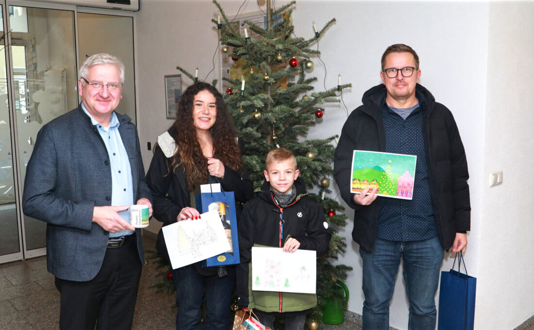 Erbendorf. Die "Erbendorfer Weihnachtstasse" zieren heuer zwei Motive von Kayla Iwasko und Marek Lubecki, ausgewählt nach einem Malwettbewerb.