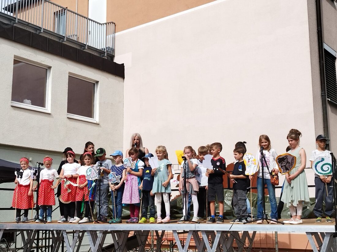 Erbendorf. Die Grund- und Mittelschule Erbendorf feierte ihr Sommerfest mit musikalischen Darbietungen, einem vielfältigen Programm und der Beteiligung lokaler Vereine. Rektorin Sabine Graser dankte allen Beteiligten für ein gelungenes Fest zum Schuljahresende.