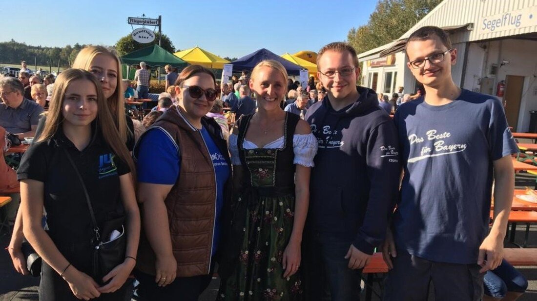 Weiden. Am Samstagnachmittag veranstaltete die Weidener CSU die diesjährige traditionelle Erdäpfelkirwa auf dem Flugplatz Latsch. Neben den Kartoffeln gab es noch ein weiteres Highlight für die Besucher. Mehrere Hundert Besucher nutzen [&hellip;]