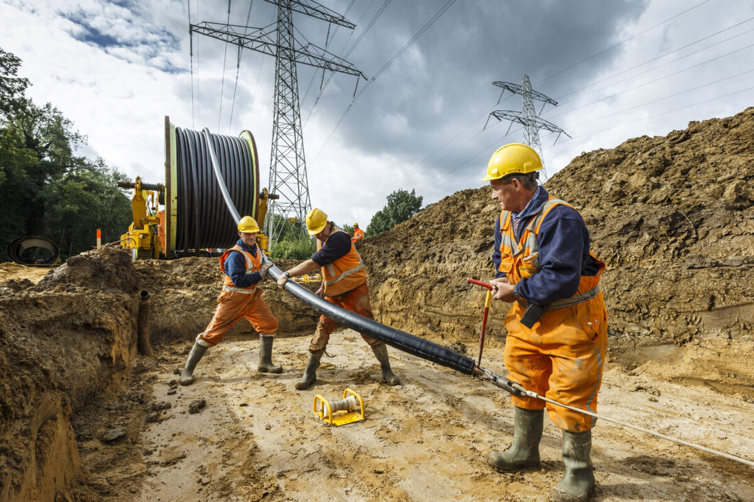TenneT beginnt mit Bauvorbereitungen für den SuedOstLink zwischen Marktredwitz und Pfreimd nach Genehmigung durch die Bundesnetzagentur am 13. Februar 2025. Maßnahmen umfassen Vermessungen, archäologische Untersuchungen und Kampfmittelräumung in mehreren Landkreisen und Weiden.