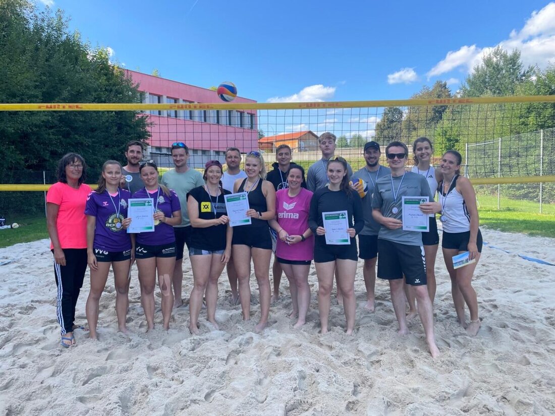 Bad Kötzting. Am 17. August fand der Bad Kötztinger Beach Cup 2025 statt, bei dem vier Damen- und vier Herrenteams teilnahmen. Paul Fellerer und Philipp Peintinger sowie Julia und Selina Hartl gewannen in ihren Kategorien.