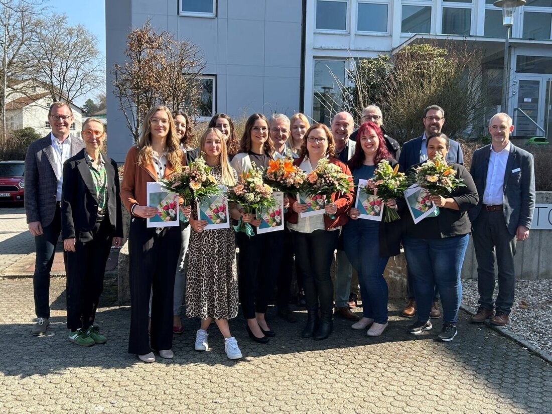 Neustadt/Weiden. Sechs Frauen haben erfolgreich die Fachweiterbildung in Intensiv- und Anästhesiepflege an der Akademie NEW Life abgeschlossen. Anna-Marie Holfelner wurde mit einem Durchschnitt von 1,5 als Jahrgangsbeste ausgezeichnet.